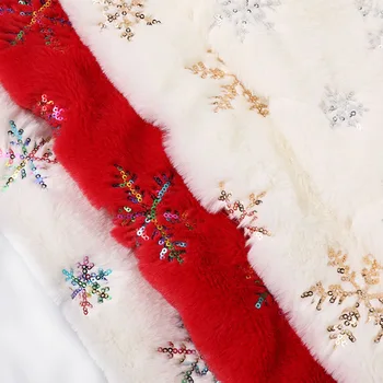 плюшевый кролик, вышивка, снежинки, блестки, золотой и серебряный разноцветный бисер, рождественский текстиль, домашняя ткань.